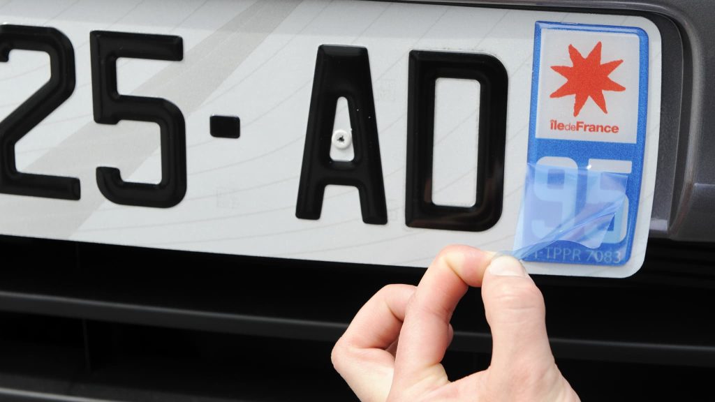 Tout ce que vous devez savoir sur les autocollants pour plaque d&rsquo;immatriculation