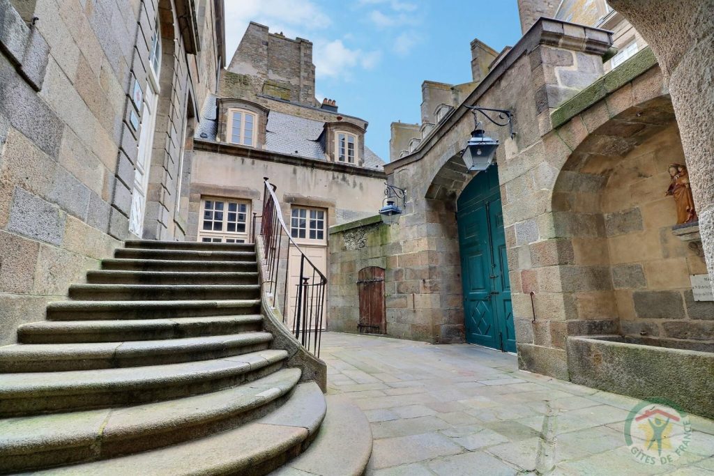 Découvrir Saint Malo comme un local : séjourner dans une chambre d&rsquo;hôte pour une immersion authentique dans la vie locale de la cité corsaire.