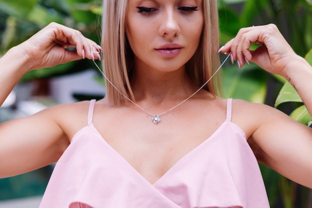 Accessoirisez votre look de soirée avec un collier Swarovski